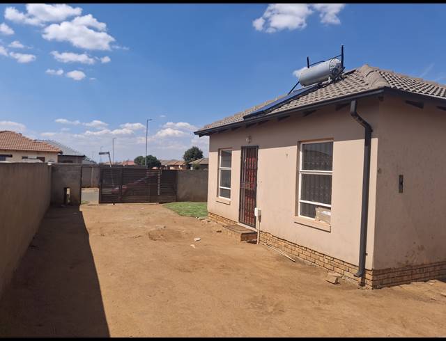 2 BEDROOM FREEHOLD FOR SALE IN CRYSTAL PARK